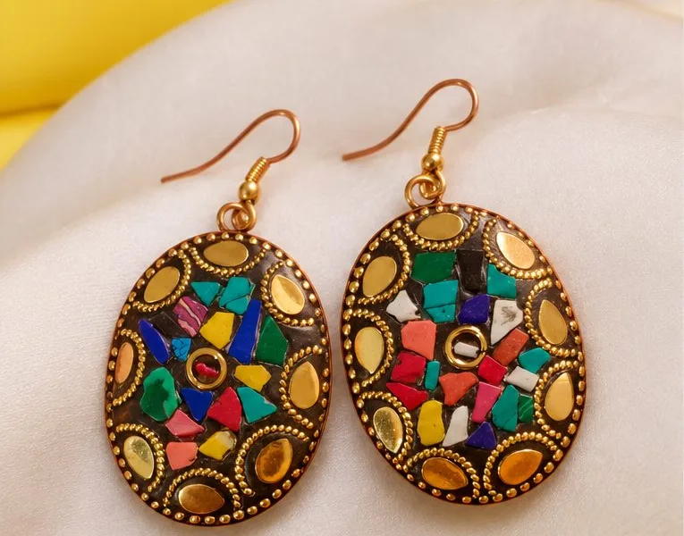A jadau earring, front and reverse, finished by hand.