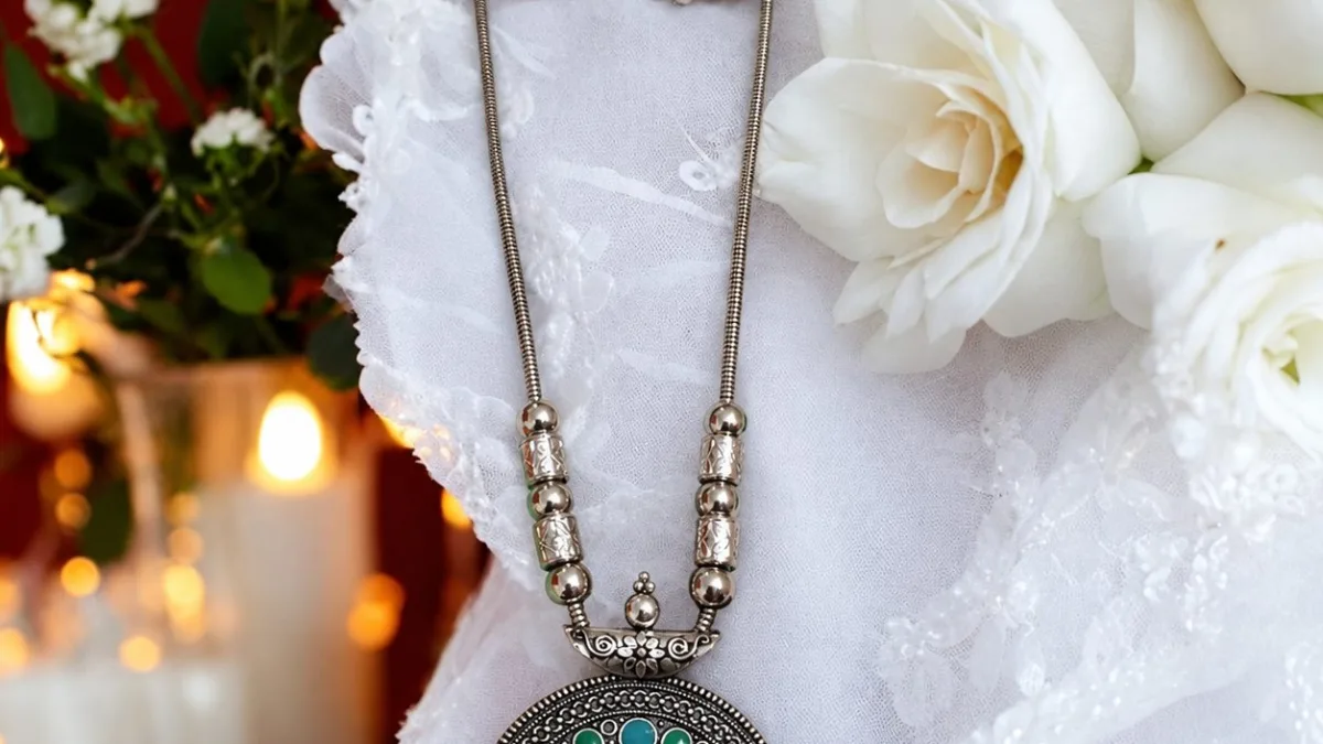 Teal filigree jewellery set with stones on lace